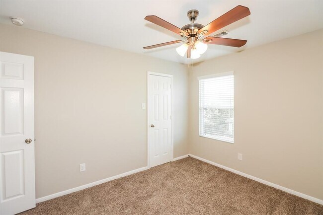 Building Photo - 15118 Sycamore Leaf Ln