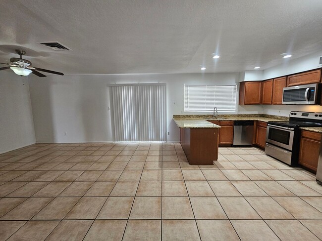 Building Photo - 3 bedroom 2 bath - North Phx home - single...