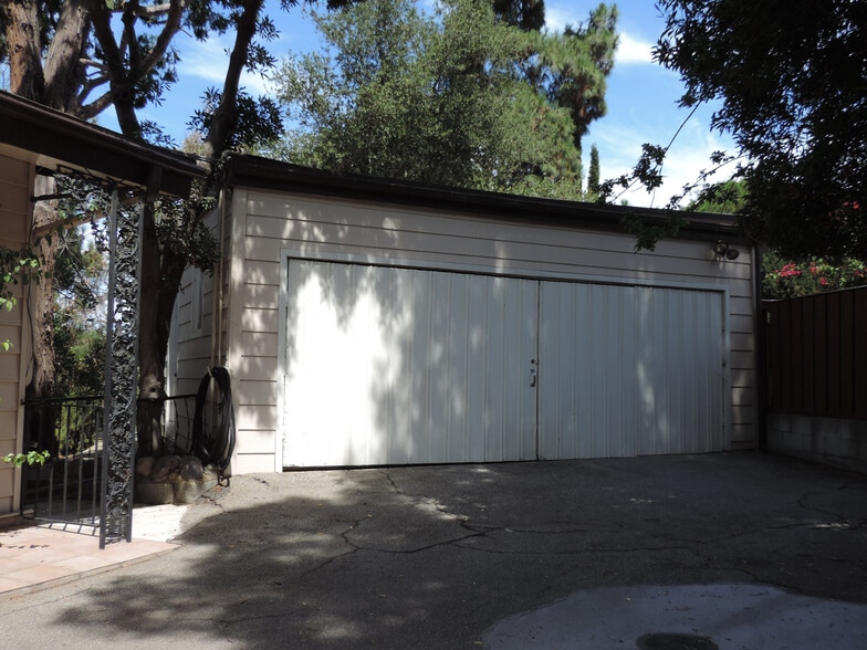 Detached Garage - 1525 Fernwood Pacific Dr