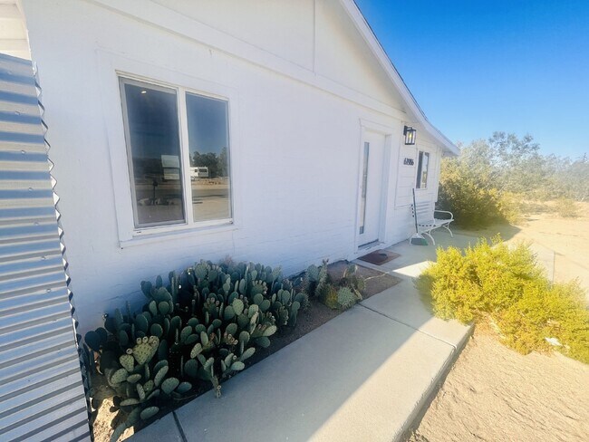 Building Photo - Adorable Studio Cabin near Joshua Tree Town Center