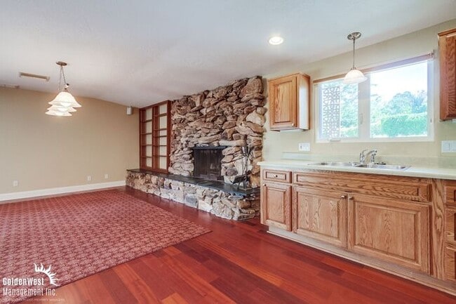 Building Photo - Luxury 4Bdm 4.5Ba Dream Home w/Wine Cellar...