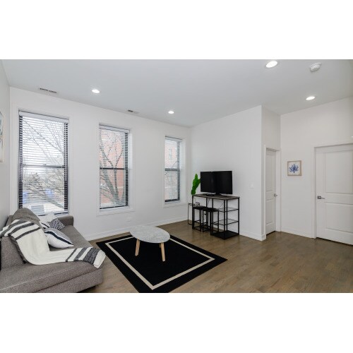 Building Photo - Gorgeous 2 bed/1 bath Recent Rehab!