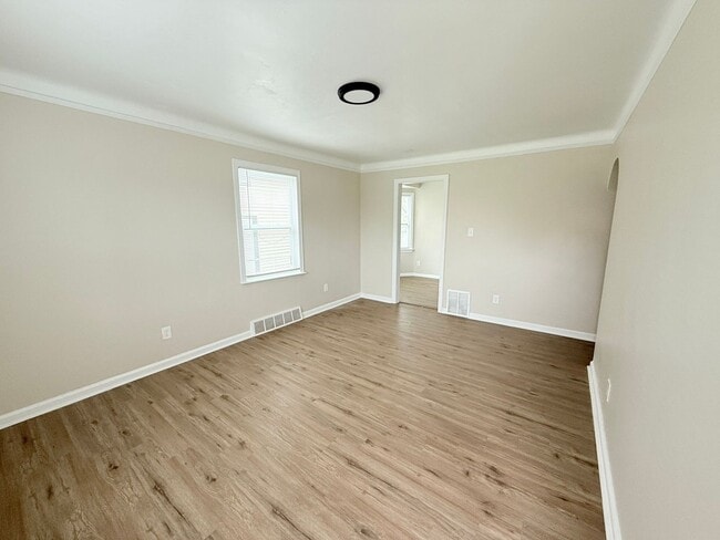 Building Photo - Renovated 3-Bedroom Home – We Welcome Sect...