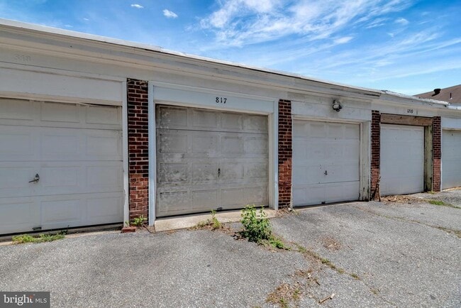 Building Photo - 817 N Harrison St