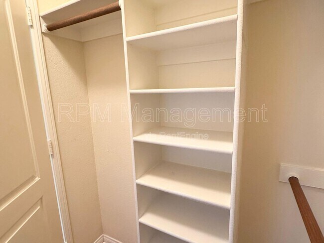 Building Photo - 843 Hayworth Ave