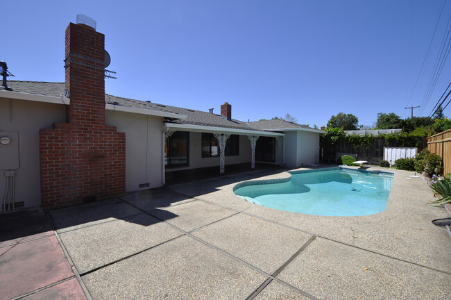 Building Photo - Willow Glen Home