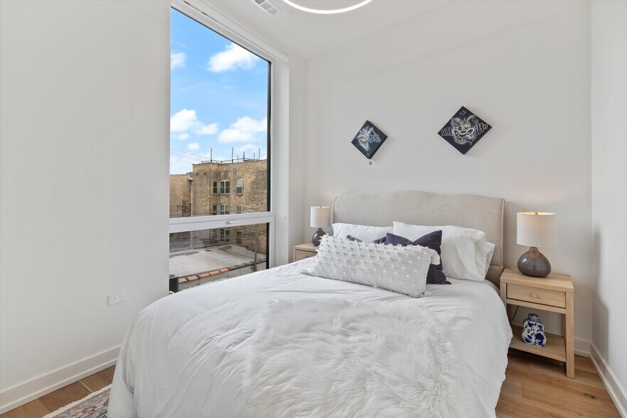 Building Photo - 4513 N Clark St