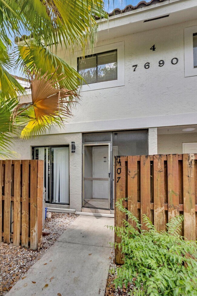 Primary Photo - 7690 Lago Del Mar Dr