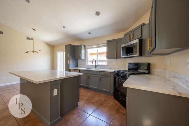 Building Photo - Fresno South East Home, 3BR/2BA, Built 2009 – with SOLAR!