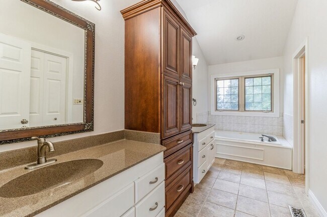 Building Photo - GREAT LOCATION IN COUNTRY CLUB!! 4 Bedroom, 3.5 Bathroom Home in Clive