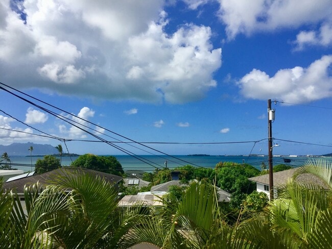 Building Photo - Kaneohe: 3 Bed, 1 Bath Duplex