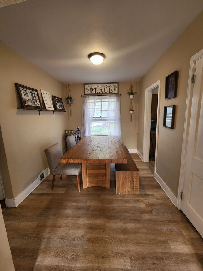 Building Photo - Cute 3 bedroom house $875