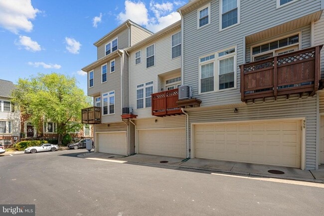 Building Photo - 956 Harrison Cir
