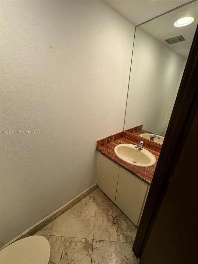 Building Photo - 520 Brickell Key Dr