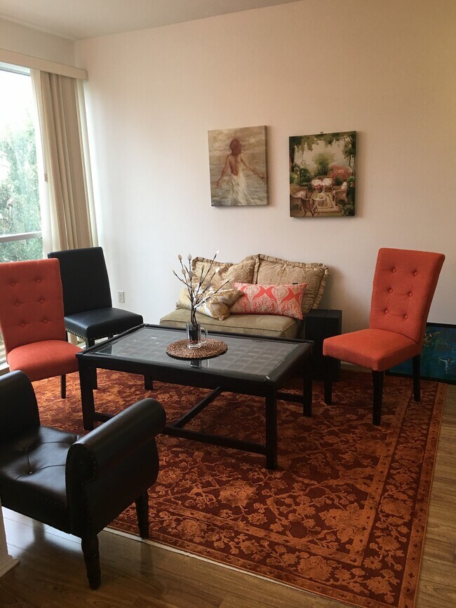 Second bedroom/den (furnished demo) - 5325 Newcastle Ave