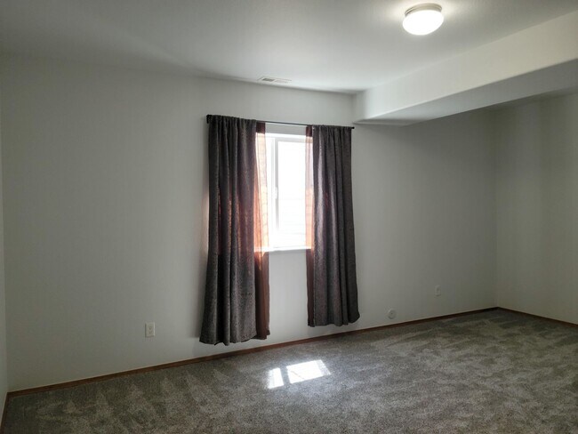 Building Photo - 5 Bed 3 Bath Ranch w/ AC - Available Now! ...
