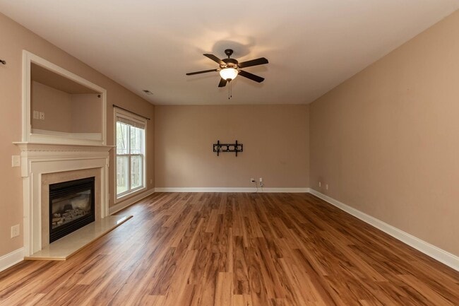 Building Photo - Lovely Large Family Home in Fuquay!