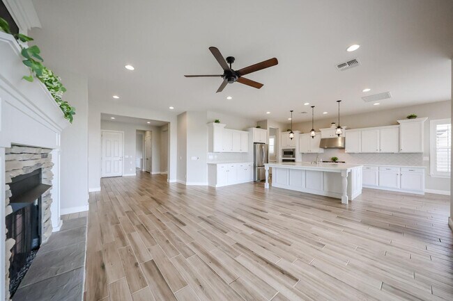 Building Photo - 1424 E Pedro Rd