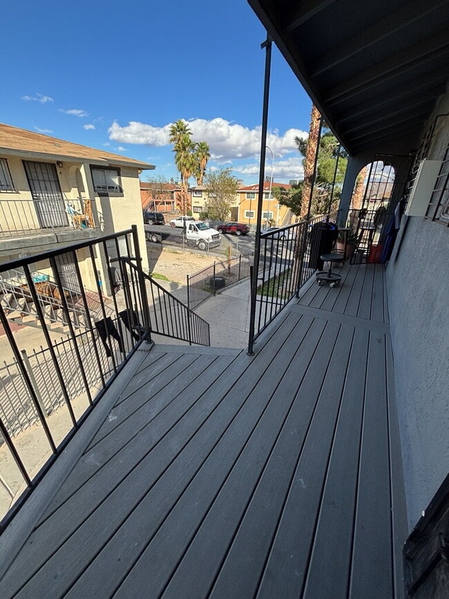 Building Photo - Charming 2-bedroom, 1-bath upstairs unit located in the Huntridge/Downtown Las Vegas area!