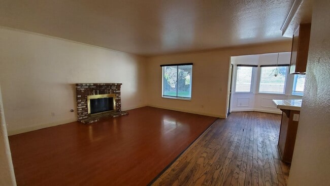 Building Photo - ( ( ( BEAUTIFUL 4 BEDROOM 3 BATH HOUSE!!! ...