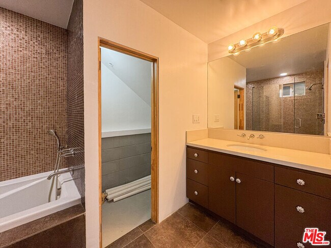 Building Photo - 3050 Knob Dr