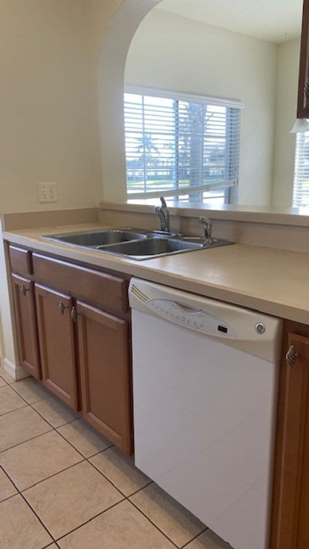 Building Photo - Gorgeous Light & Bright 3 Bedroom 2.5 Bath Townhome Corner Unit!!