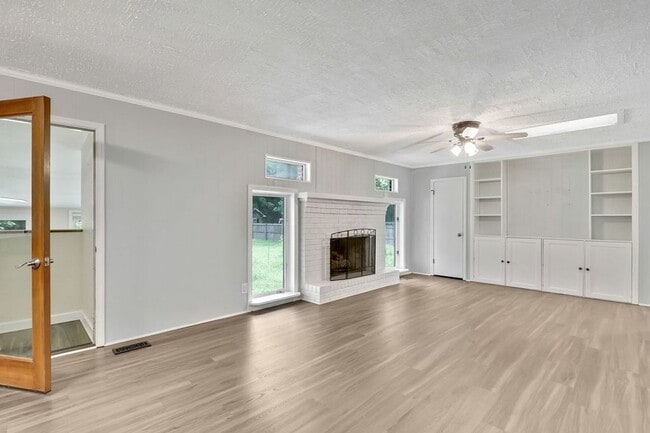 Building Photo - 212 Pinewood Dr