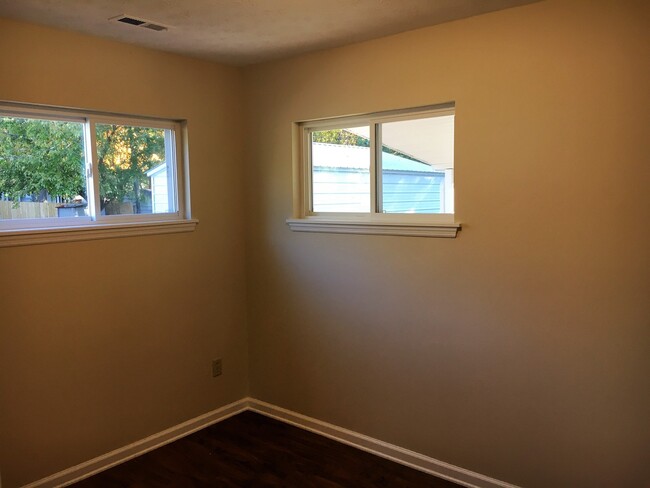 Building Photo - **REMODELED 2-BEDROOM HOME w/ GARAGE IN NO...