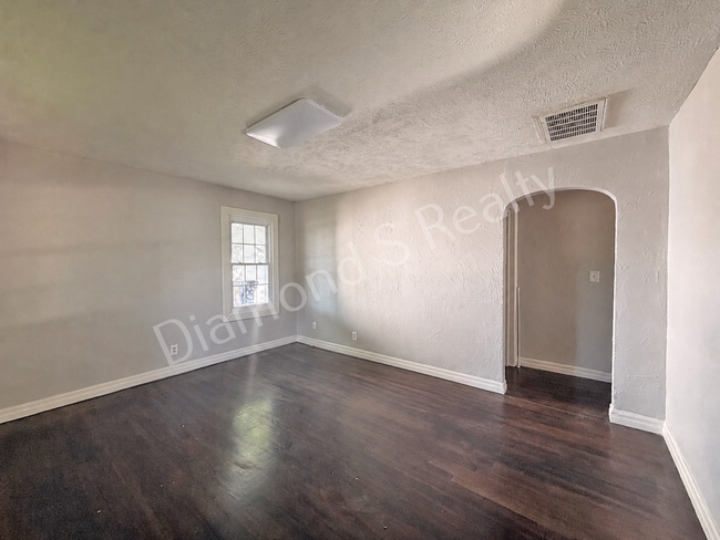 Building Photo - Cute 2 Bedroom Home close to Bass Pro, WOW Museum, restaurants, & Shopping!