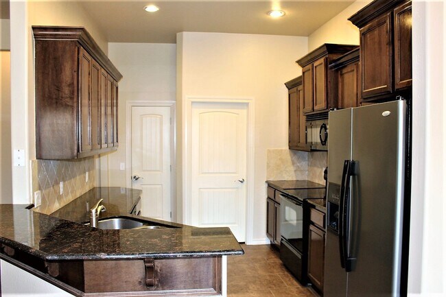 Building Photo - Gorgeous 4 Bed 2 Bath in Gated Community