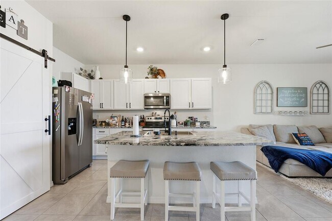 Building Photo - 32992 Major Oak Dr