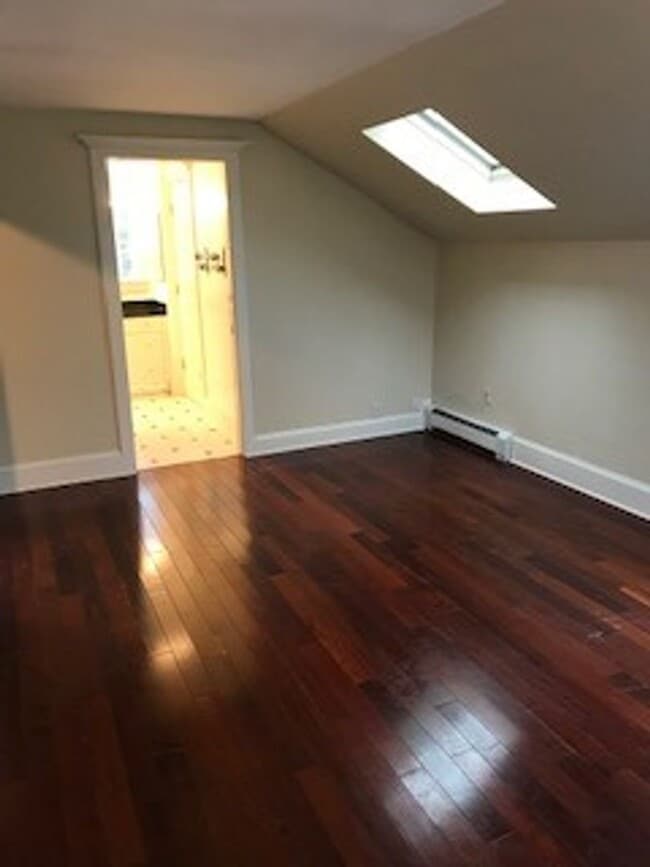 Building Photo - Modern 2Br / 2Ba Cape Style Home in Quiet ...