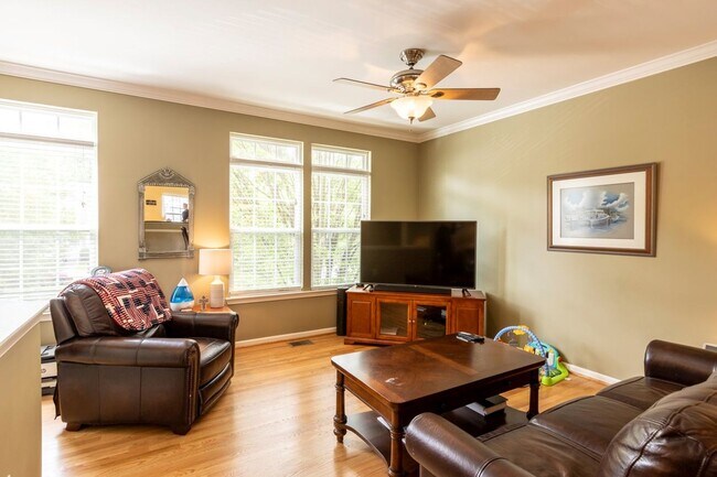 Building Photo - 703 Rainier Rd