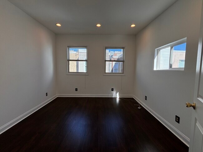 Building Photo - 2313 E Harold St