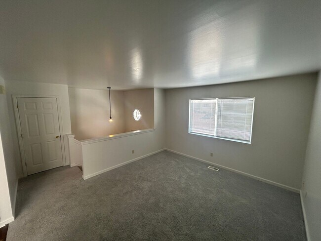 Building Photo - Chesterton Townhome: 2 bedroom 1.5 bath