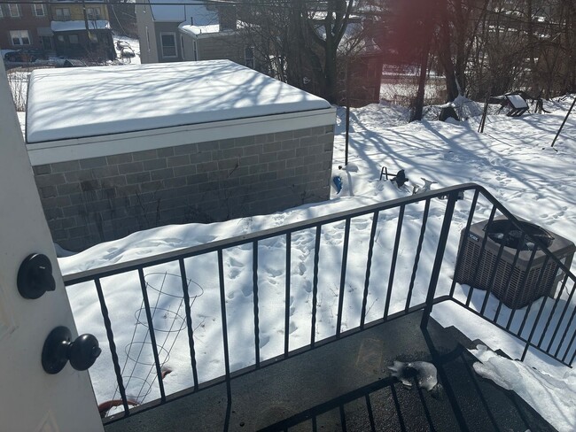 Building Photo - 4 BED 3.5 BATH RENOVATED HOUSE WITH AC LAUNDRY OUTDOOR SPACE!