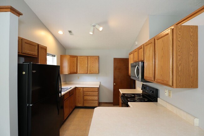 Building Photo - 3 Bedroom Fishers Rambler!