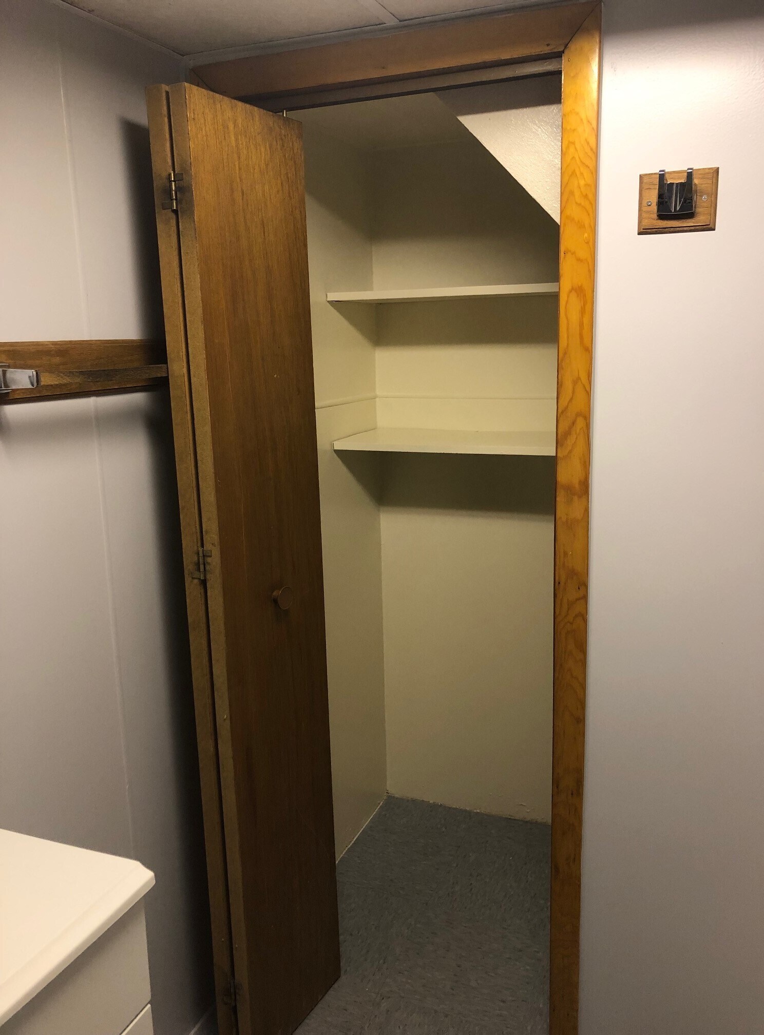 Bathroom Closet - 914 w walnut st