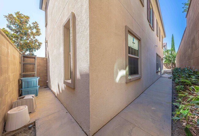 Building Photo - Expansive Portola Springs 4 Bedroom Home