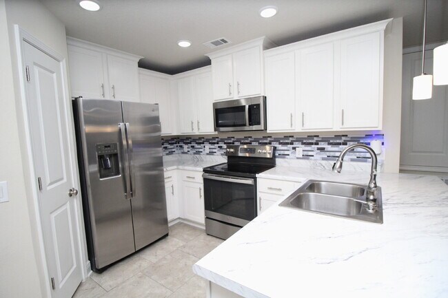 Building Photo - Beautiful 3-Bedroom, 2-Bath with 1-Car Garage, Open Floor Plan, Stainless Steel Appliances, and F...