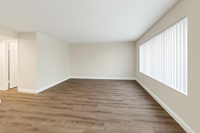 Building Photo - 537 S Sequoia Dr