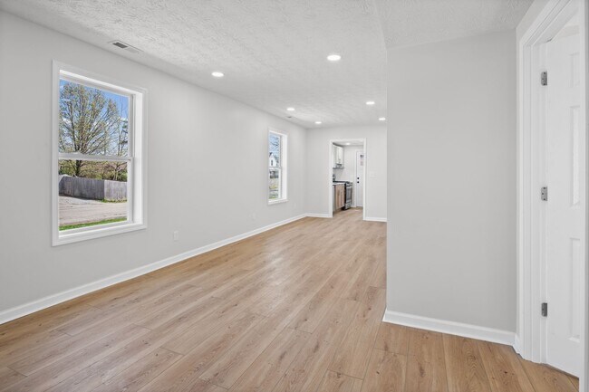 Building Photo - COMPLETELY RENOVATED 4BR HOME - MOVE-IN SPECIAL