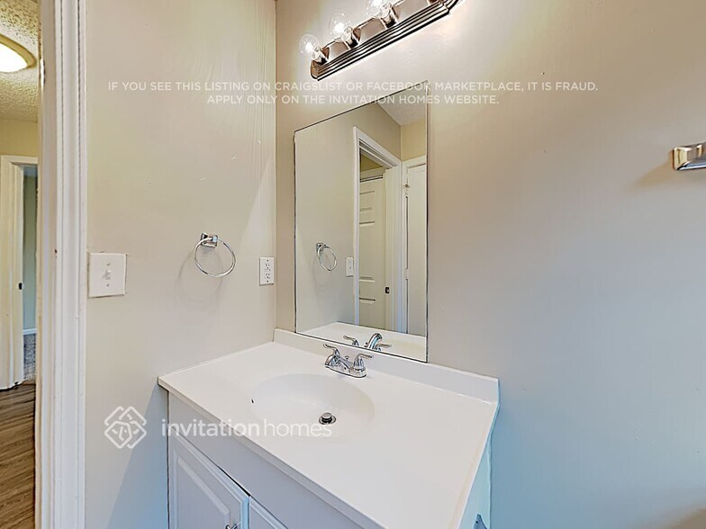 Building Photo - 5995 Bayside Dr NW