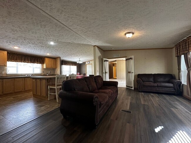 Building Photo - Spacious 4 bedroom/2 bath home for rent - ...