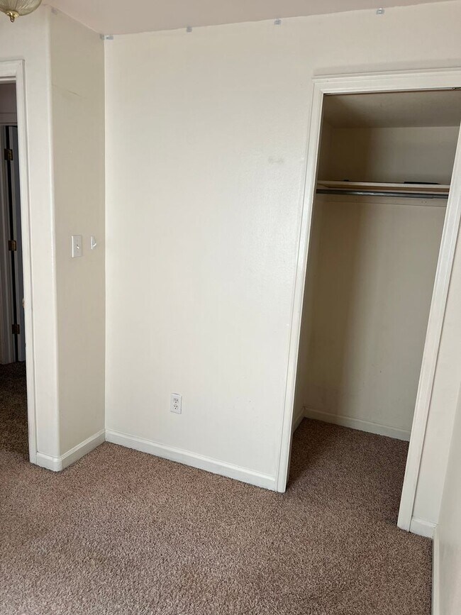 Building Photo - AVAILABLE NOW - BEAUTIFUL 6 bedroom home F...