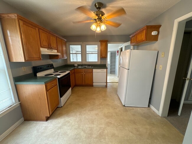 Building Photo - Desirable Brick Home on Elm Street!