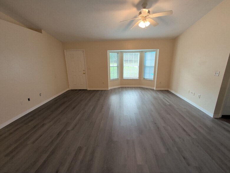 Building Photo - 8885 N Gilovu Dr