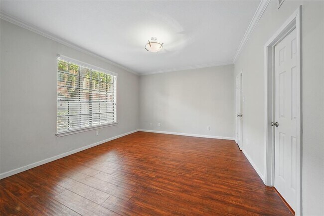 Building Photo - 2255 Braeswood Park Dr