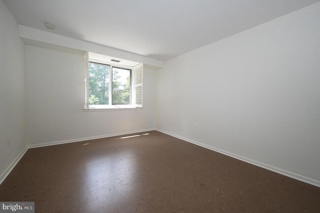 Building Photo - 1640 Oakwood Dr