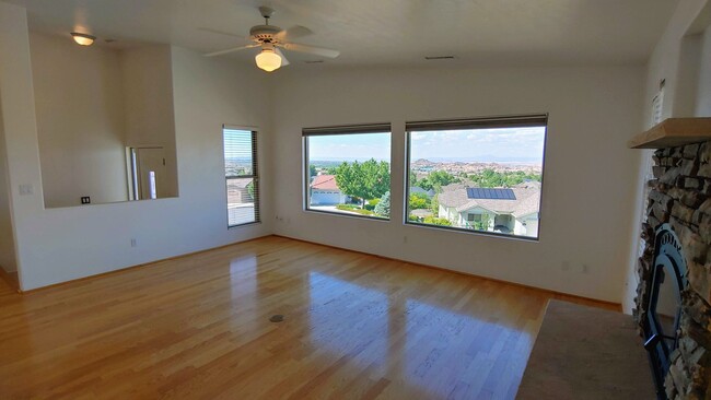 Building Photo - Home with amazing views